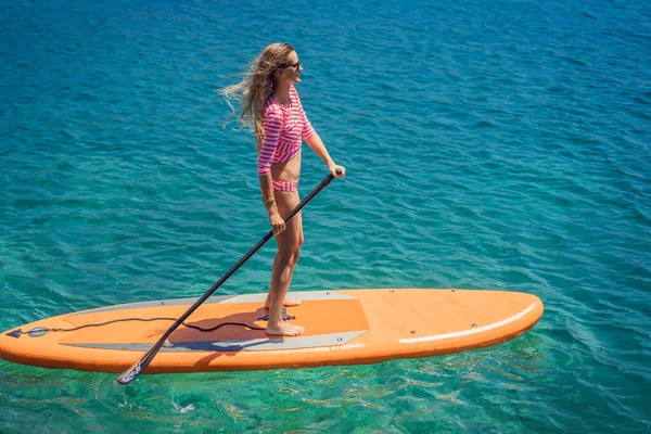 Unga Kvinnor Som Har Roligt Stå Upp Paddling Blått Vatten — Stockfoto