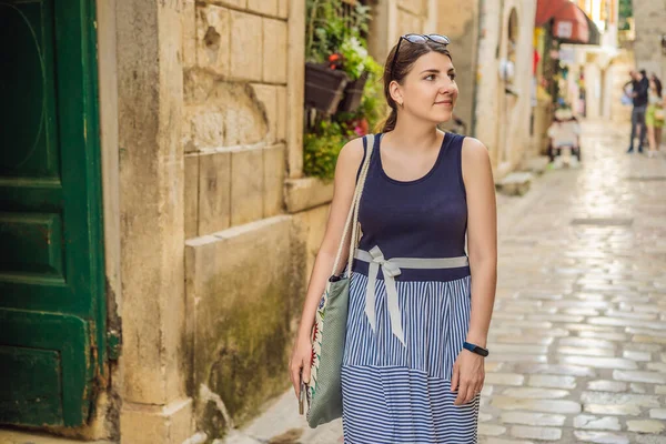 Mulher Turista Desfrutando Colorful Rua Cidade Velha Kotor Dia Ensolarado — Fotografia de Stock