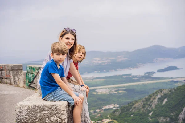 Mother Son Travellers Enjoys View Kotor Montenegro Bay Kotor Gulf — ストック写真