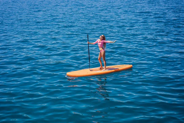Jovens Mulheres Divertindo Stand Paddling Mar Água Azul Montenegro Sup — Fotografia de Stock