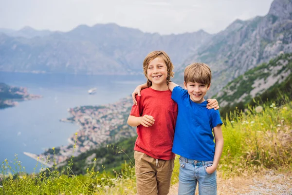 Δύο Αγόρια Φίλος Απολαμβάνει Θέα Του Kotor Μαυροβούνιο Κόλπος Του — Φωτογραφία Αρχείου