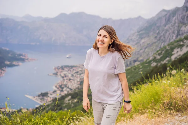 Woman Tourist Enjoys View Kotor Montenegro Bay Kotor Gulf Kotor — ストック写真