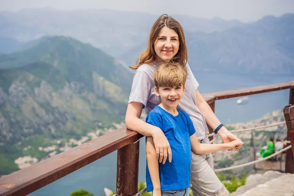Mother Son Travellers Enjoys View Kotor Montenegro Bay Kotor Gulf — ストック写真