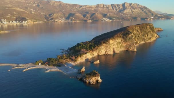 Vídeo Aéreo Isla San Nicolás Cerca Ciudad Budva Montenegro — Vídeos de Stock