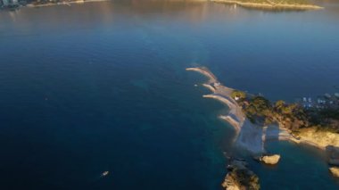 Karadağ 'ın Budva kenti yakınlarındaki Aziz Nicholas adasının klibi.