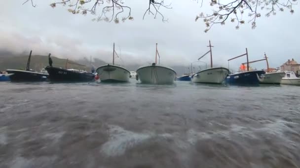 Відео Сповільнення Невеликі Човни Гавані Європейському Місті Вода Піднімається Досягає — стокове відео