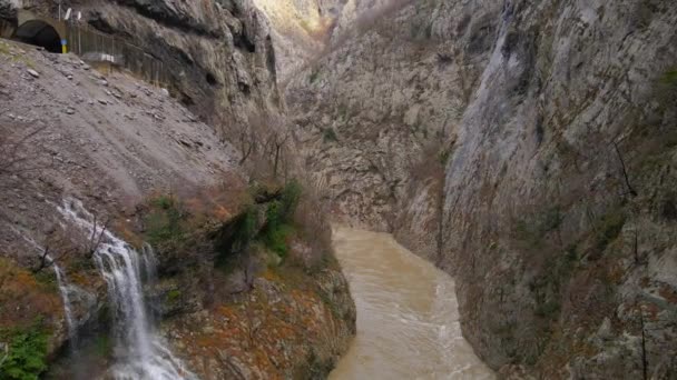 Vídeo Aéreo Cámara Lenta Cañón Del Río Moraca Invierno Montenegro — Vídeo de stock