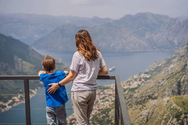 Mother Son Travellers Enjoys View Kotor Montenegro Bay Kotor Gulf — Fotografia de Stock