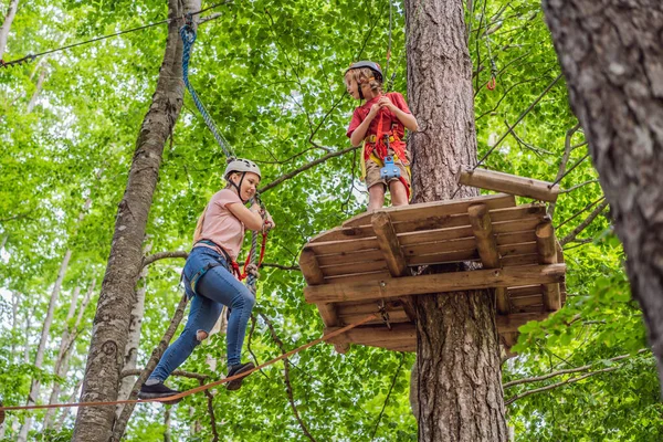 Mère Fils Grimpant Dans Tyrolienne Chariot Route Extrême Dans Forêt — Photo