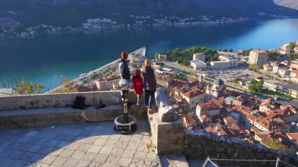 Aerial Shot Slowmotion Shot Family Tourists Observes Old Town Kotor — Video