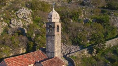 St. Johns Kalesi 'nin bulunduğu dağın tepesine giden Hristiyan kilisesinin hava görüntüsü. Crkva Gospe od Zdravlja, Kotor 'daki Aziz Mary Kilisesi. Karadağ 'a Seyahat.
