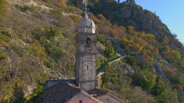 Foto Aérea Iglesia Cristiana Camino Cima Montaña Donde Encuentra Fuerte — Vídeos de Stock