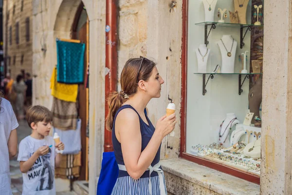 Kvinna Turist Njuter Färgglada Gatan Gamla Stan Kotor Solig Dag — Stockfoto