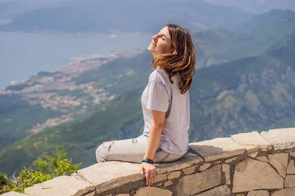 Turistka Užívá Výhled Kotor Černá Hora Kotorský Záliv Kotorský Záliv — Stock fotografie