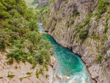 Moraca nehrinin turkuaz renginin en saf suları kanyonlar arasında akıyor. Karadağ 'da seyahat kavramı.
