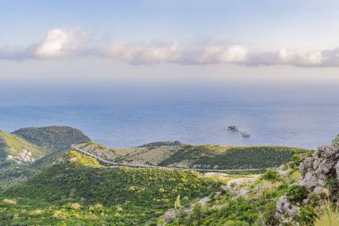 Küçük Petrovac kasabası, Karadağ ve Lucice plajının hava manzarası.