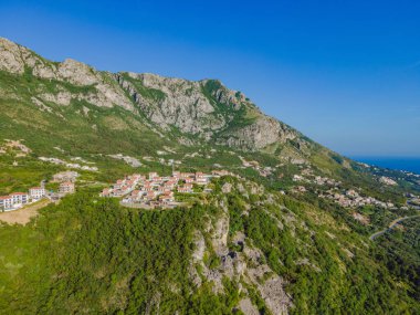 Karadağ 'ın Budva kentinin panoramik manzarası. Dağlardan Adriyatik Denizi 'ne güzel bir manzara.