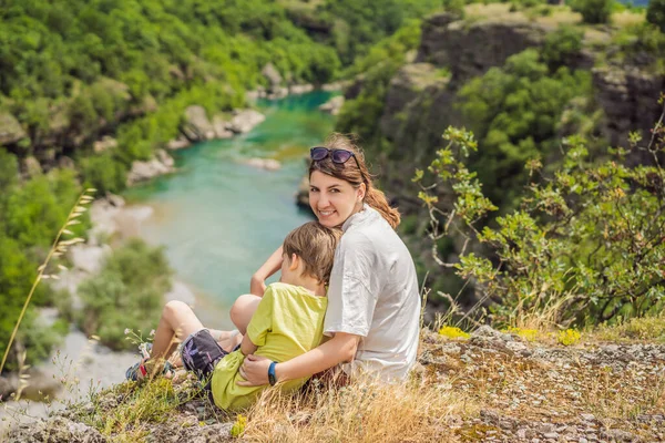 Mother Son Tourists Background Purest Waters Turquoise Color River Moraca — ストック写真