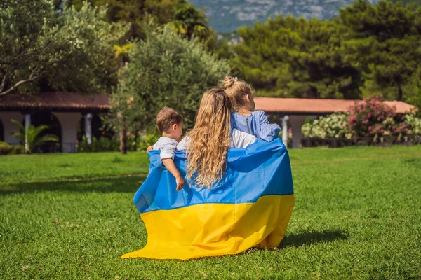 Українська Мати Двома Дітьми Прапором України Зовні Концепція Війни Європі — стокове фото