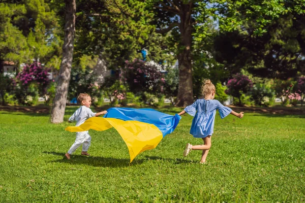 Українські Діти Прапором України Зовні Концепція Війни Європі Підтримка Сімей — стокове фото