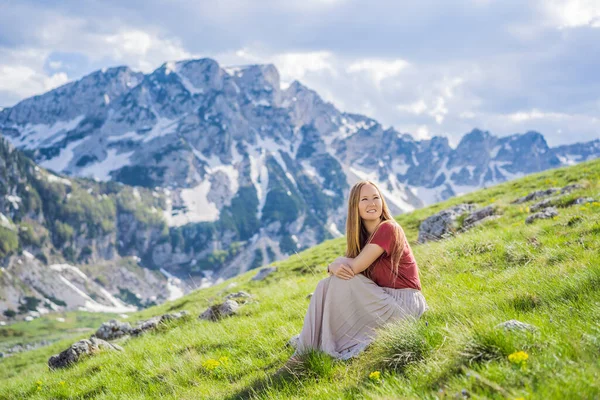 Karadağ Durmitor Dağı Ndaki Dağ Gölü Manzarasında Kadın Turist Güzel — Stok fotoğraf