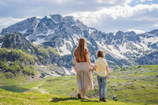 Karadağ Durmitor Dağı Ndaki Dağ Gölü Manzarasında Anne Oğul Turist — Stok fotoğraf