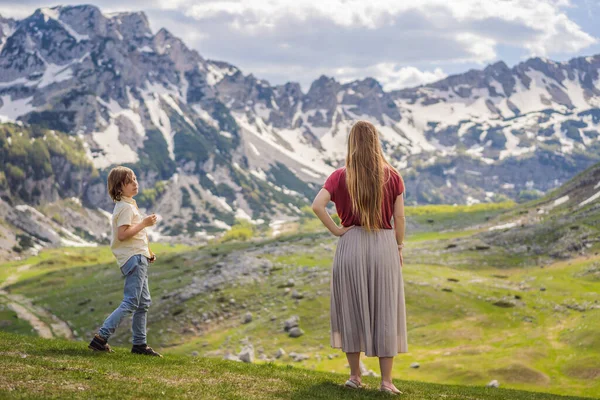 Karadağ Durmitor Dağı Ndaki Dağ Gölü Manzarasında Anne Oğul Turist — Stok fotoğraf
