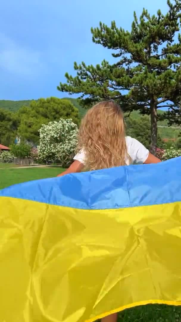 Vertikaler Schuss Zeitlupenvideo Eine Junge Frau Mit Ukrainischer Flagge Läuft — Stockvideo