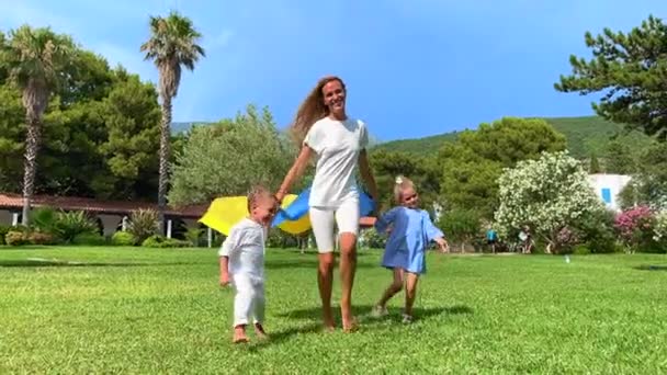 Slowmotion Video Family Mother Her Two Kids Girl Boy Running — ストック動画