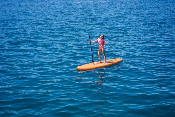 Junge Frauen Haben Spaß Beim Stand Paddling Blauen Meer Montenegro — Stockfoto