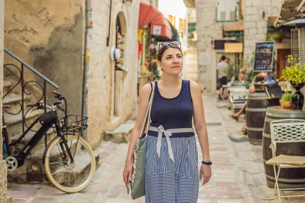 Femeie Turistică Care Bucură Strada Colorată Din Orașul Vechi Kotor — Fotografie, imagine de stoc