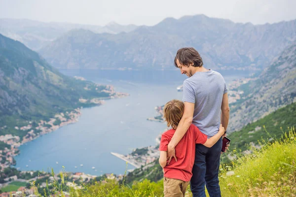 Vader Zoon Reizigers Genieten Van Het Uitzicht Kotor Montenegro Baai — Stockfoto