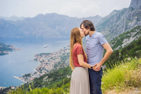 Hombre Mujer Pareja Turistas Disfrutando Vista Kotor Montenegro Bahía Kotor —  Fotos de Stock