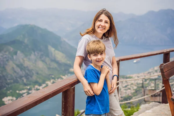 Mother Son Travellers Enjoys View Kotor Montenegro Bay Kotor Gulf — ストック写真