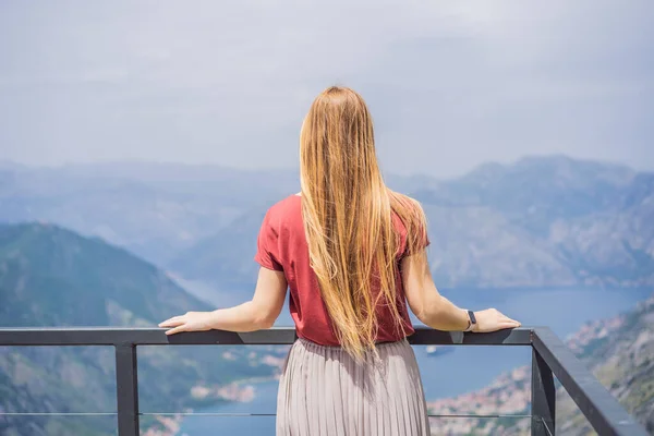 Kadın Turist Kotor Manzarasından Hoşlanıyor Karadağ Kotor Körfezi Kotor Körfezi — Stok fotoğraf
