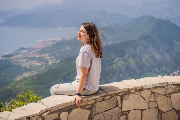 Kadın Turist Kotor Manzarasından Hoşlanıyor Karadağ Kotor Körfezi Kotor Körfezi — Stok fotoğraf