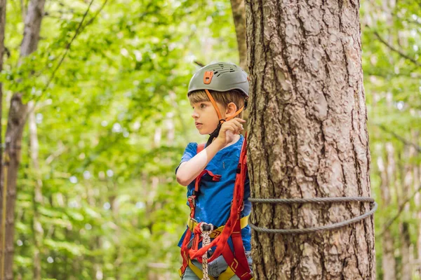 Gelukkig Kind Een Helm Gezonde Tiener Schooljongen Genieten Van Activiteit — Stockfoto