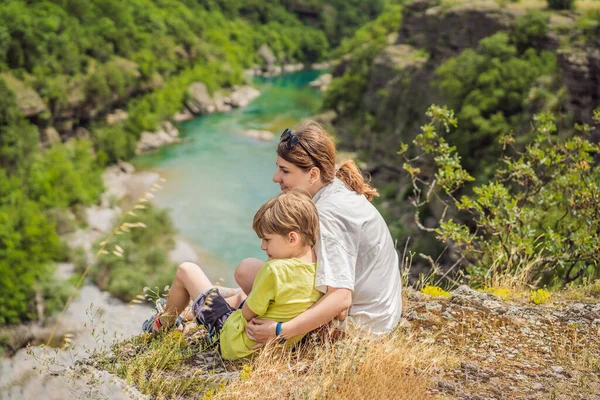 Mother Son Tourists Background Purest Waters Turquoise Color River Moraca — ストック写真