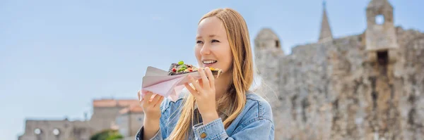 Banner Long Format Young Woman Tourist Eating Traditional Pizza Old — стоковое фото