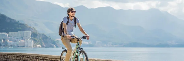 Bisikletli Bir Turist Karadağ Budva Keşfediyor Karadağ Bisiklet Kavramı Banner — Stok fotoğraf
