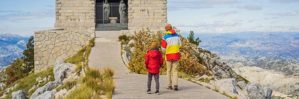 Banner Long Format Dad Son Travellers Mountain Landscape National Park — Stok fotoğraf