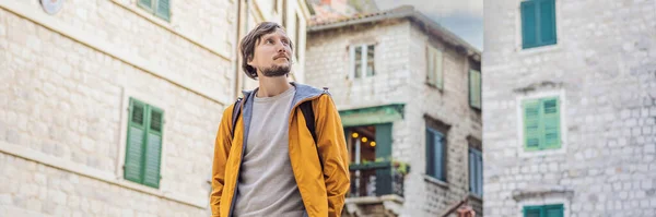 Banner Long Format Man Toerist Genieten Van Kleurrijke Straat Oude — Stockfoto