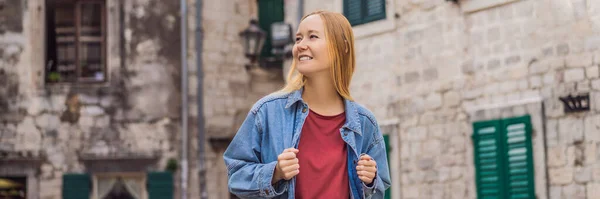 Banner Long Format Woman Tourist Enjoying Colorful Street Old Town — Fotografia de Stock