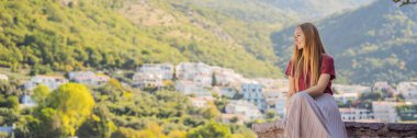 BANNER, BANNONG eski kadın turist St. Stephen, Sveti Stefan 'ın Budva Riviera, Budva, Karadağ' daki güzel manzarasının arka planında. Karadağ 'a Seyahat.