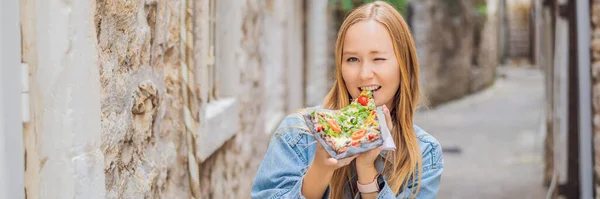 Banner Long Format Young Woman Tourist Eating Traditional Pizza Old — Stock Photo, Image