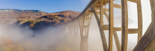 Montenegro Dzhurdzhevich Brücke Über Den Fluss Tara Nebligen Morgen Banner — Stockfoto