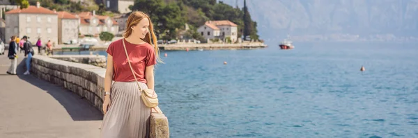 Banner Formato Lungo Donna Turista Godendo Strada Colorata Nel Centro — Foto Stock