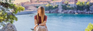 BANNER, BANNONG eski kadın turist St. Stephen, Sveti Stefan 'ın Budva Riviera, Budva, Karadağ' daki güzel manzarasının arka planında. Karadağ 'a Seyahat.