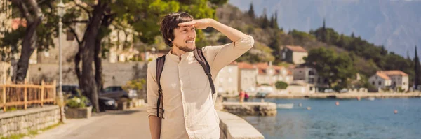 Banner Long Format Man Tourist Enjoying Colorful Street Old Town — Fotografie, imagine de stoc