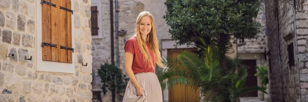 Banner Formato Lungo Donna Turista Godendo Strada Colorata Nel Centro — Foto Stock